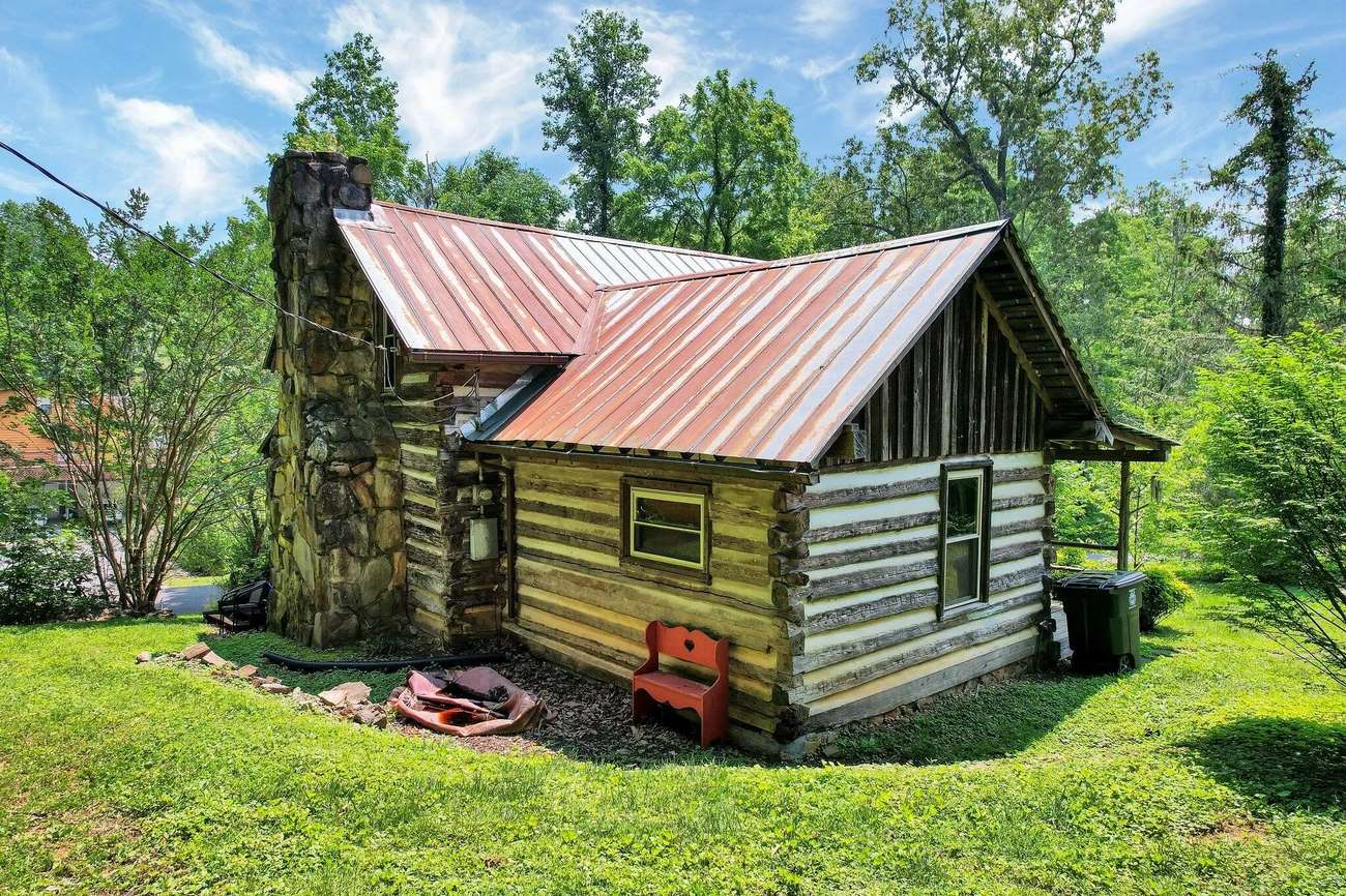 Step Back in Time A Charming c. 1900 Log Cabin in Athens, TN for 189,000