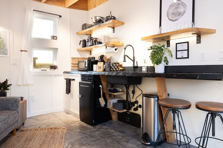 Fully functional kitchenette equipped with all the essentials 