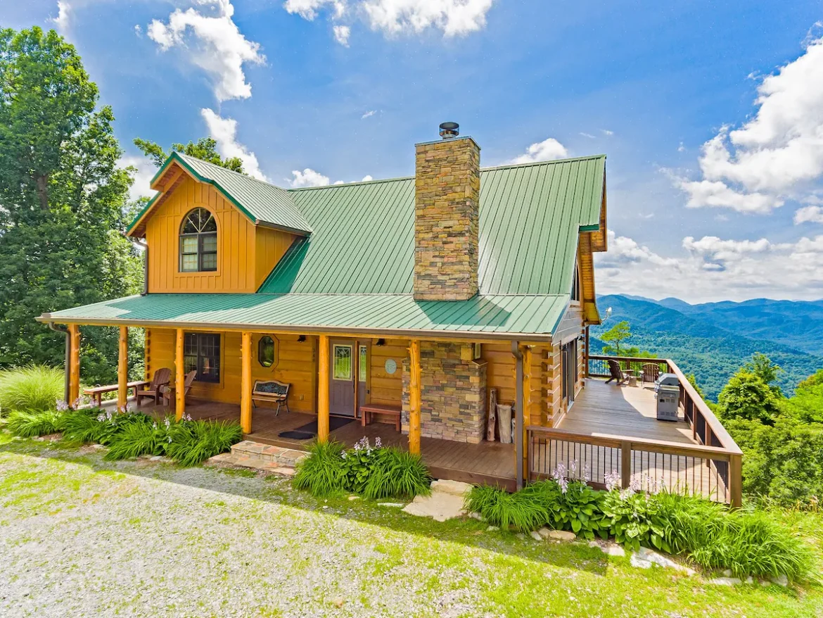 Take a Look Inside This Breathtaking 3-Bedroom Mountain Log Home